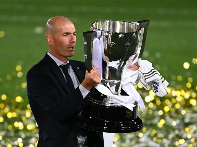 ريال مدريد يتوج بلقب الدوري الإسباني وتعليق خاص من زيدان